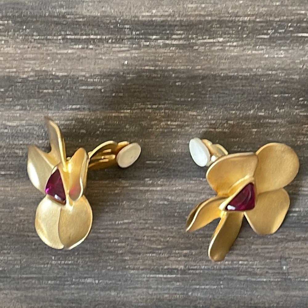 SOLD Vintage Carolina Herrera Clip on Floral Earrings Gold Tone - Picture 6 of 6
